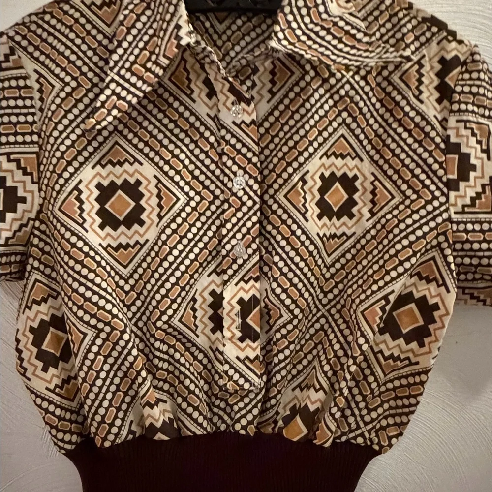 Geometric Patterned Short Sleeve Top - Picture 3 of 7
